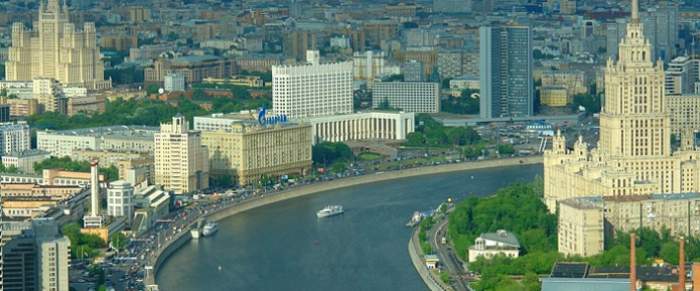 фото набережной с высоткой в Москве